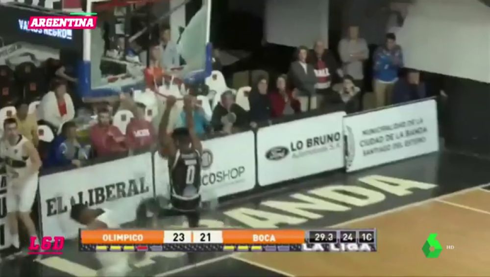 Brutal: un jugador rompe un tablero en pleno partido de baloncesto Brutal: un jugador rompe un tablero en pleno partido de baloncesto