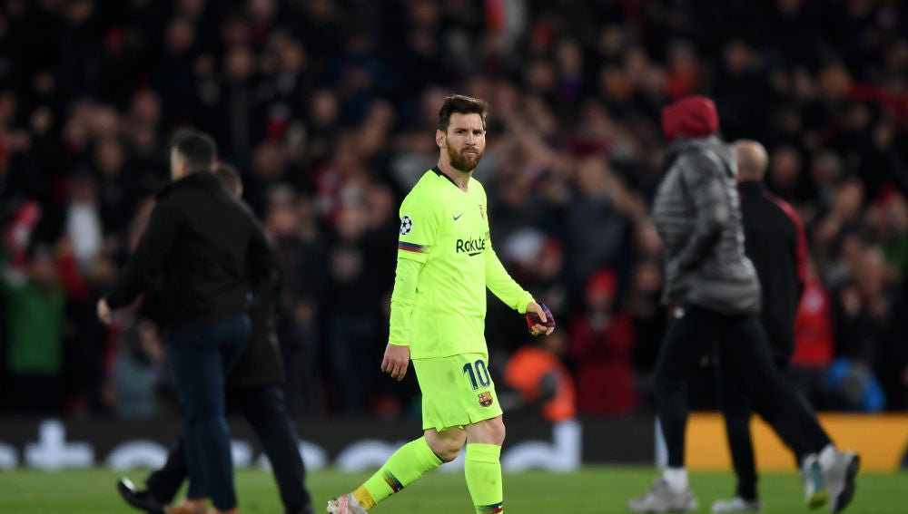 Messi se retira con gesto muy serio en Anfield