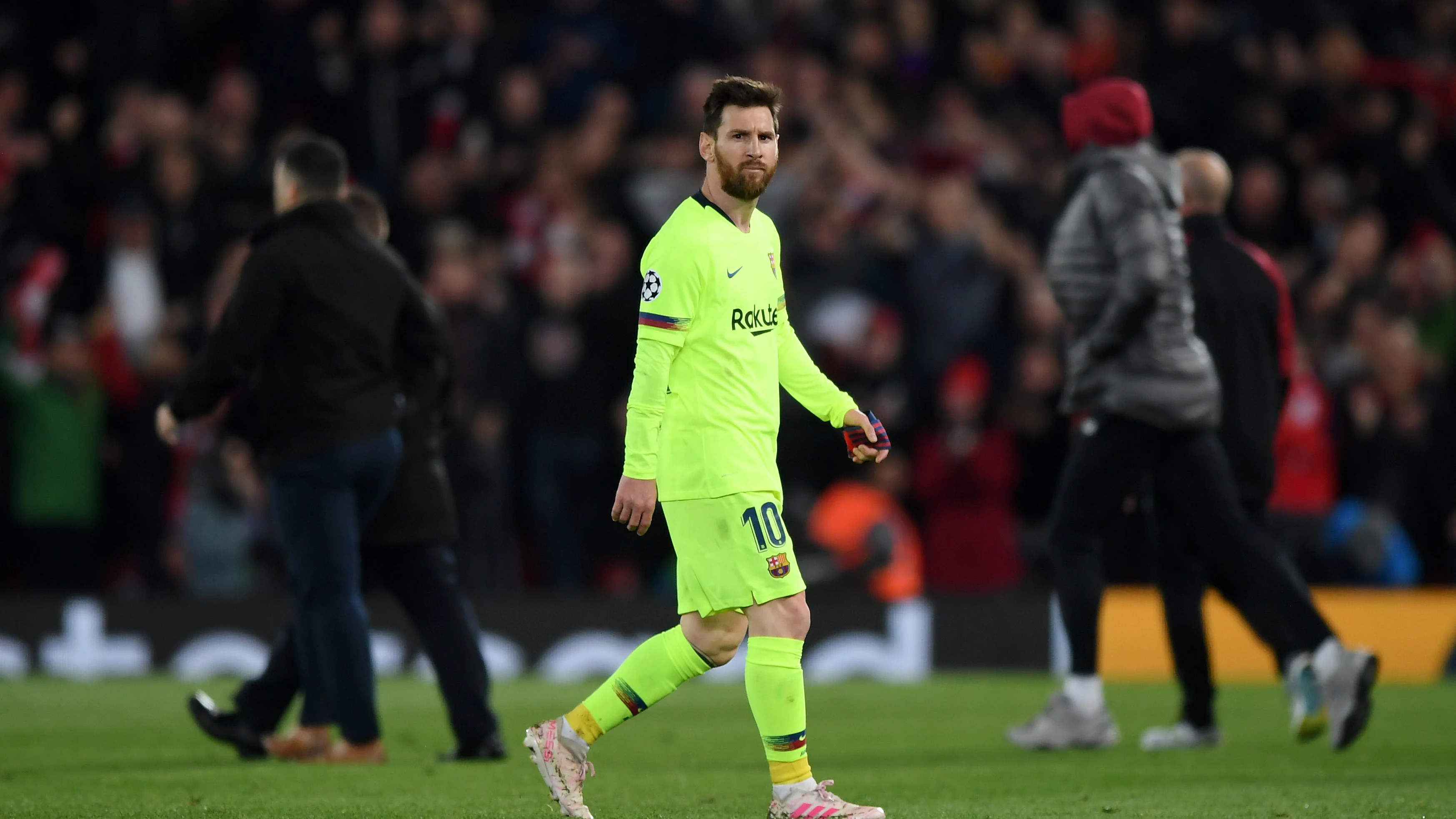 Messi se retira con gesto muy serio en Anfield