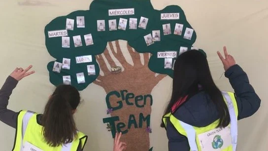 El 'green team' patrulla en los recreos para que los alumnos reciclen. El 'green team' patrulla en los recreos para que los alumnos reciclen.