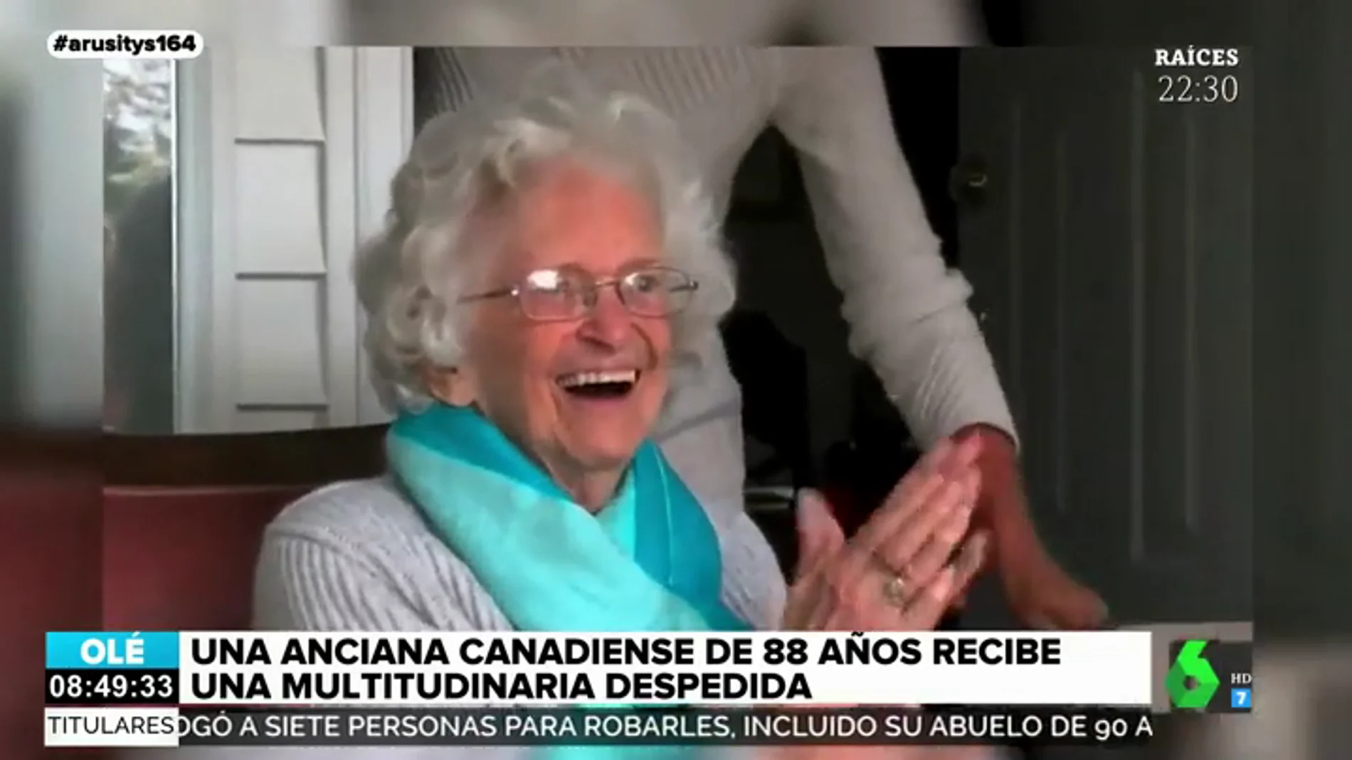 La emocionante reacción de una anciana al recibir una multitudinaria despedida antes de irse a una residencia