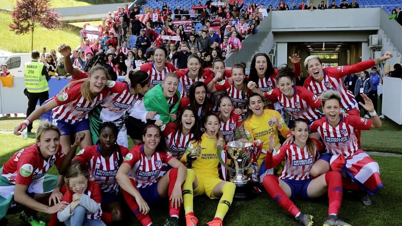 Las jugadoras del Atlético de Madrid femenino celebran el título