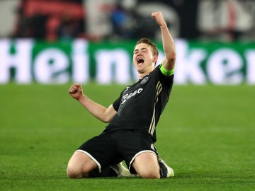 De Ligt celebrando el pase a semifinales de la Champions en Turín De Ligt celebrando el pase a semifinales de la Champions en Turín