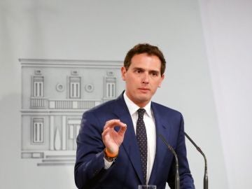 Antena 3 Noticias 1 (07-05-19) Rivera ofrece a Sánchez "los 57 escaños de Ciudadanos para aplicar el 155 en Cataluña" Antena 3 Noticias 1 (07-05-19) Rivera ofrece a Sánchez "los 57 escaños de Ciudadanos para aplicar el 155 en Cataluña"