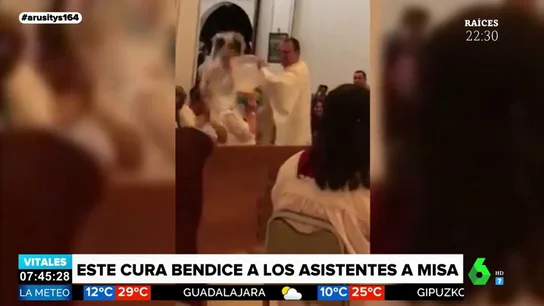 Vacía calderos de agua a sus feligreses: así es la surrealista (y viral) forma de bendecir de un cura Vacía calderos de agua a sus feligreses: así es la surrealista (y viral) forma de bendecir de un cura