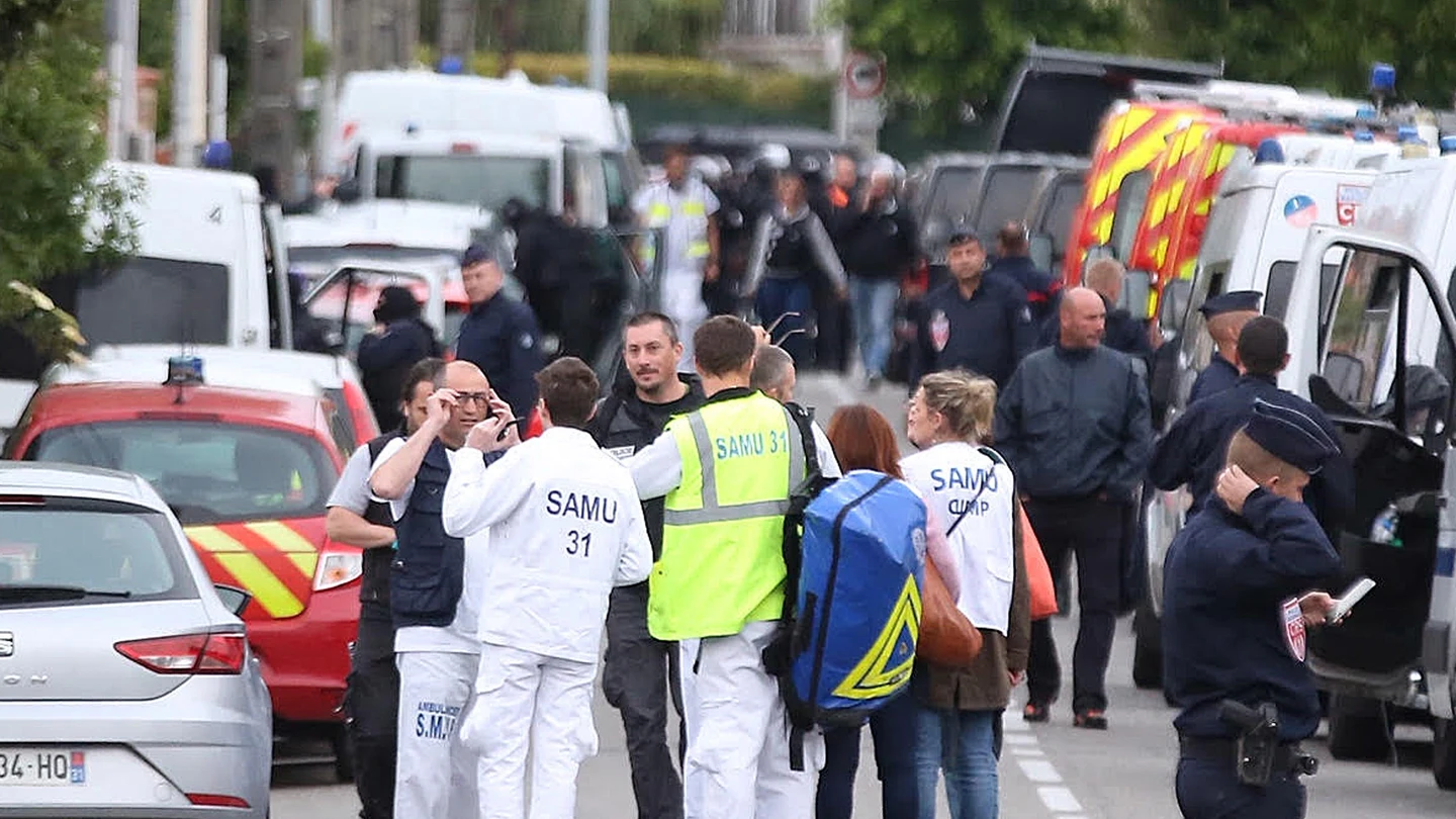 Policías franceses vigilan de cerca la zona en Blagnac, cerca a Toulouse Policías franceses vigilan de cerca la zona en Blagnac, cerca a Toulouse