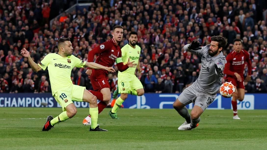 Alisson detiene un mano a mano contra Jordi Alba Alisson detiene un mano a mano contra Jordi Alba