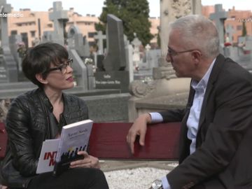 La surrealista entrevista de Thais Villas a Xavier Sardà en un cementerio: así hablaron de la muerte, de las elecciones y de Cataluña La surrealista entrevista de Thais Villas a Xavier Sardà en un cementerio: así hablaron de la muerte, de las elecciones y de Cataluña