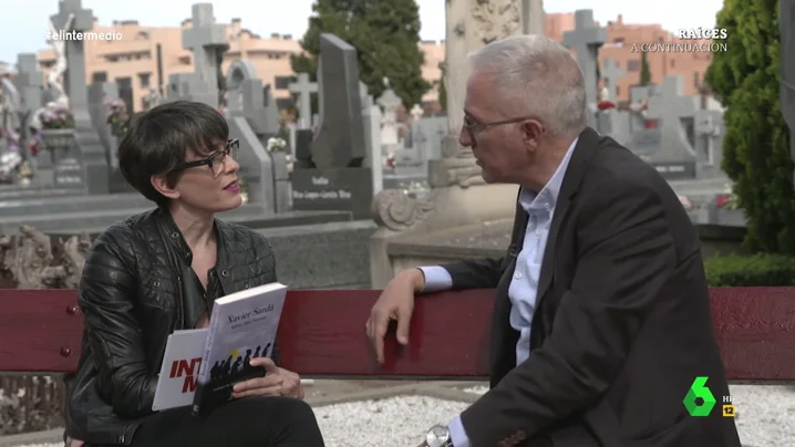 La surrealista entrevista de Thais Villas a Xavier Sardà en un cementerio: así hablaron de la muerte, de las elecciones y de Cataluña