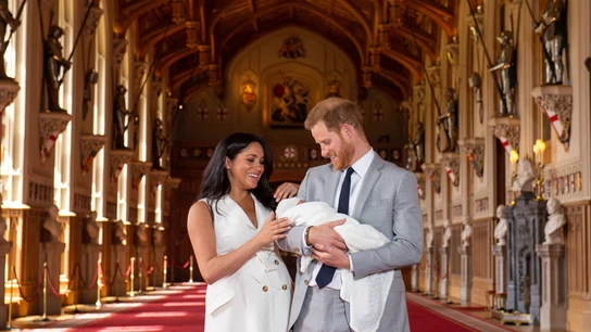 El príncipe Harry y Meghan, duquesa de Sussex, posan junto a su recién nacido en Windsor (Reino Unido) El príncipe Enrique y Meghan, duquesa de Sussex, posan junto a su recién nacido en Windsor (Reino Unido)