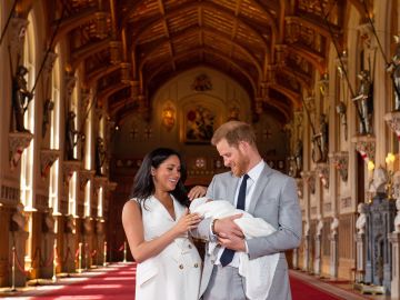 El príncipe Harry y Meghan, duquesa de Sussex, posan junto a su recién nacido en Windsor (Reino Unido) El príncipe Harry y Meghan, duquesa de Sussex, posan junto a su recién nacido en Windsor (Reino Unido)