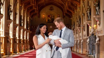 El príncipe Harry y Meghan, duquesa de Sussex, posan junto a su recién nacido en Windsor (Reino Unido)