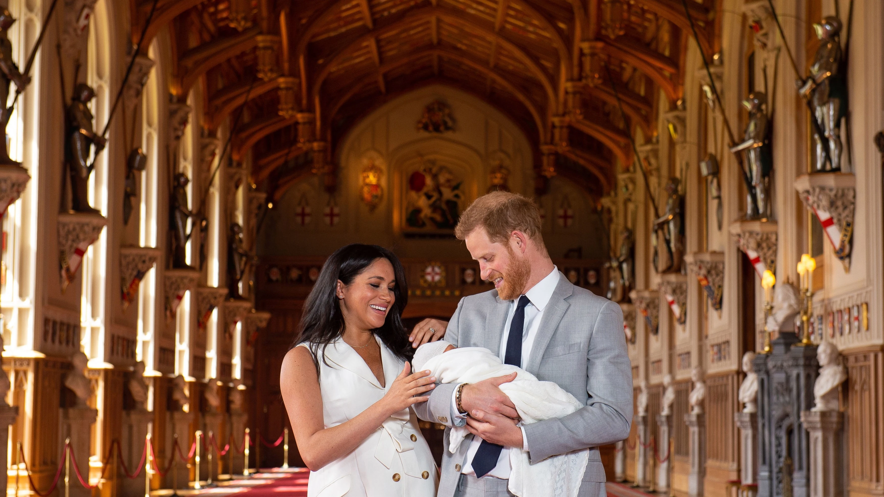 El príncipe Enrique y Meghan, duquesa de Sussex, posan junto a su recién nacido en Windsor (Reino Unido)