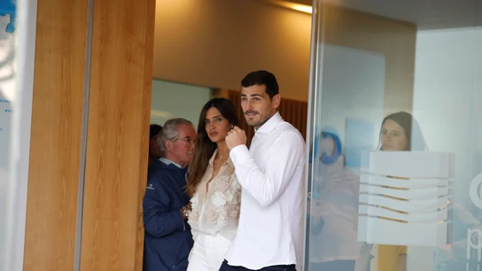 Casillas y Sara Carbonero a la salida del hospital Casillas y Sara Carbonero a la salida del hospital
