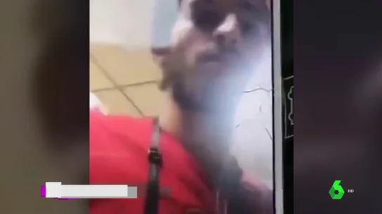 Las imágenes del joven secuestrador de Toulouse: se graba a sí mismo con un revolver mientras retiene a cuatro personas Las imágenes del joven secuestrador de Toulouse: se graba a sí mismo con un revolver mientras retiene a cuatro personas