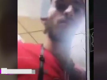 Las imágenes del joven secuestrador de Toulouse: se graba a sí mismo con un revolver mientras retiene a cuatro personas Las imágenes del joven secuestrador de Toulouse: se graba a sí mismo con un revolver mientras retiene a cuatro personas