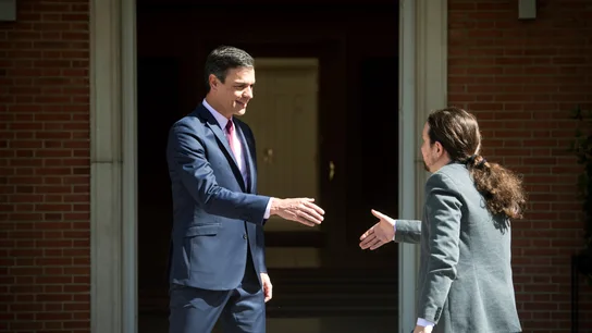 El presidente del Gobierno en funciones, Pedro Sánchez (i), recibe al líder de Podemos Pablo Iglesias El presidente del Gobierno en funciones, Pedro Sánchez (i), recibe al líder de Podemos Pablo Iglesias