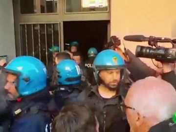 Vergonzosas imágenes: un grupo de fascistas agrede a una madre y su hija por ser de etnia gitana en Roma Vergonzosas imágenes: un grupo de fascistas agrede a una madre y su hija por ser de etnia gitana en Roma