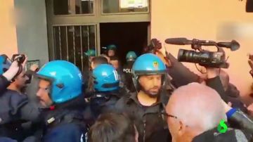 Vergonzosas imágenes: un grupo de fascistas agrede a una madre y su hija por ser de etnia gitana en Roma
