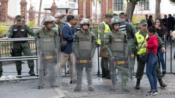 Miembros de la Guardia Nacional Bolivariana impiden el paso de periodistas al edificio de la Asamblea Nacional