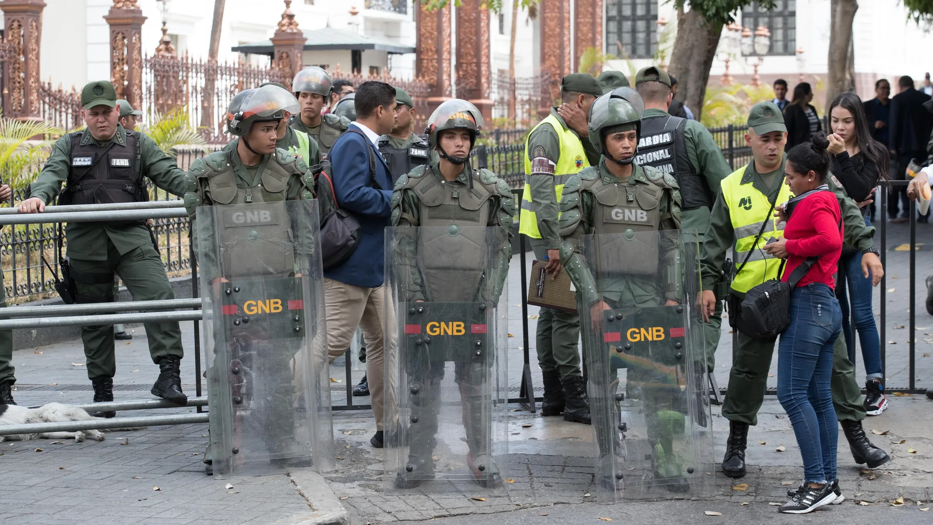Miembros de la Guardia Nacional Bolivariana impiden el paso de periodistas al edificio de la Asamblea Nacional