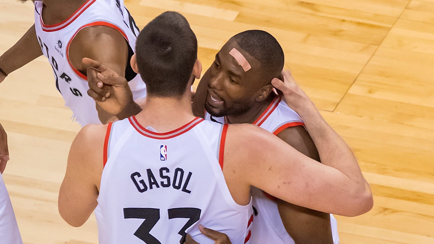 Marc Gasol y Serge Ibaka, en el partido ante los Sixers Marc Gasol y Serge Ibaka, en el partido ante los Sixers