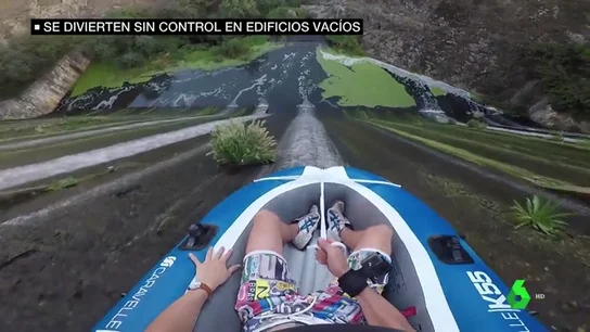 Jugarse la vida para conseguir la mejor imagen desde su monopatín: así actúan varios grupos de jóvenes Jugarse la vida para conseguir la mejor imagen desde su monopatín: así actúan varios grupos de jóvenes