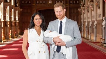 Meghan Markle y el príncipe Harry junto a su hijo 