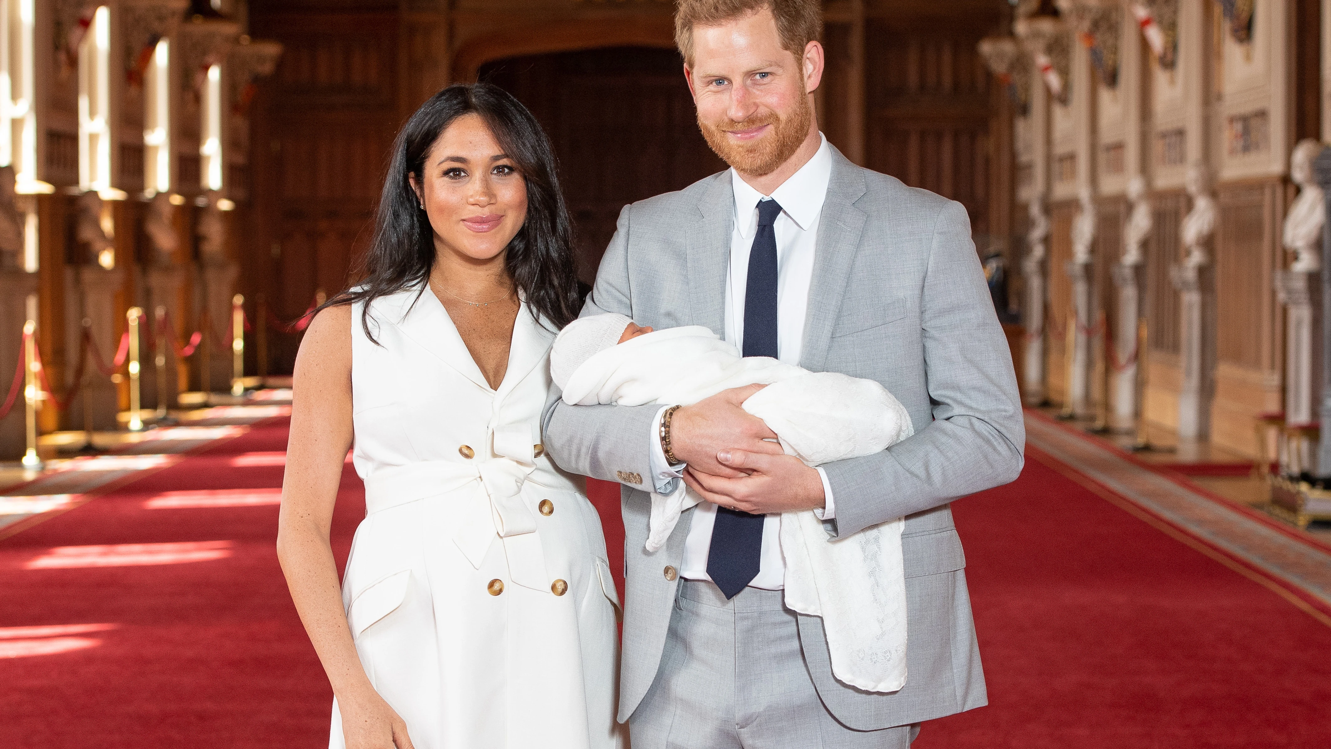 Meghan Markle y el príncipe Harry junto a su hijo