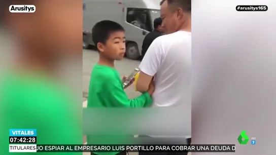 El divertido susto de un niño al darse cuenta de que va agarrado a una persona que no es su padre El divertido susto de un niño al darse cuenta de que va agarrado a una persona que no es su padre