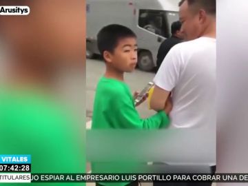 El divertido susto de un niño al darse cuenta de que va agarrado a una persona que no es su padre El divertido susto de un niño al darse cuenta de que va agarrado a una persona que no es su padre