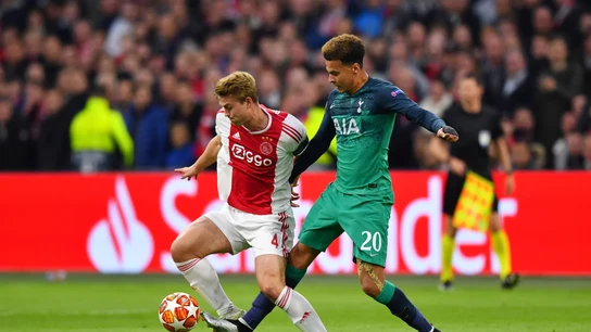 De Ligt intenta mantener el balón ante la presión de Dele Alli De Ligt intenta mantener el balón ante la presión de Dele Alli