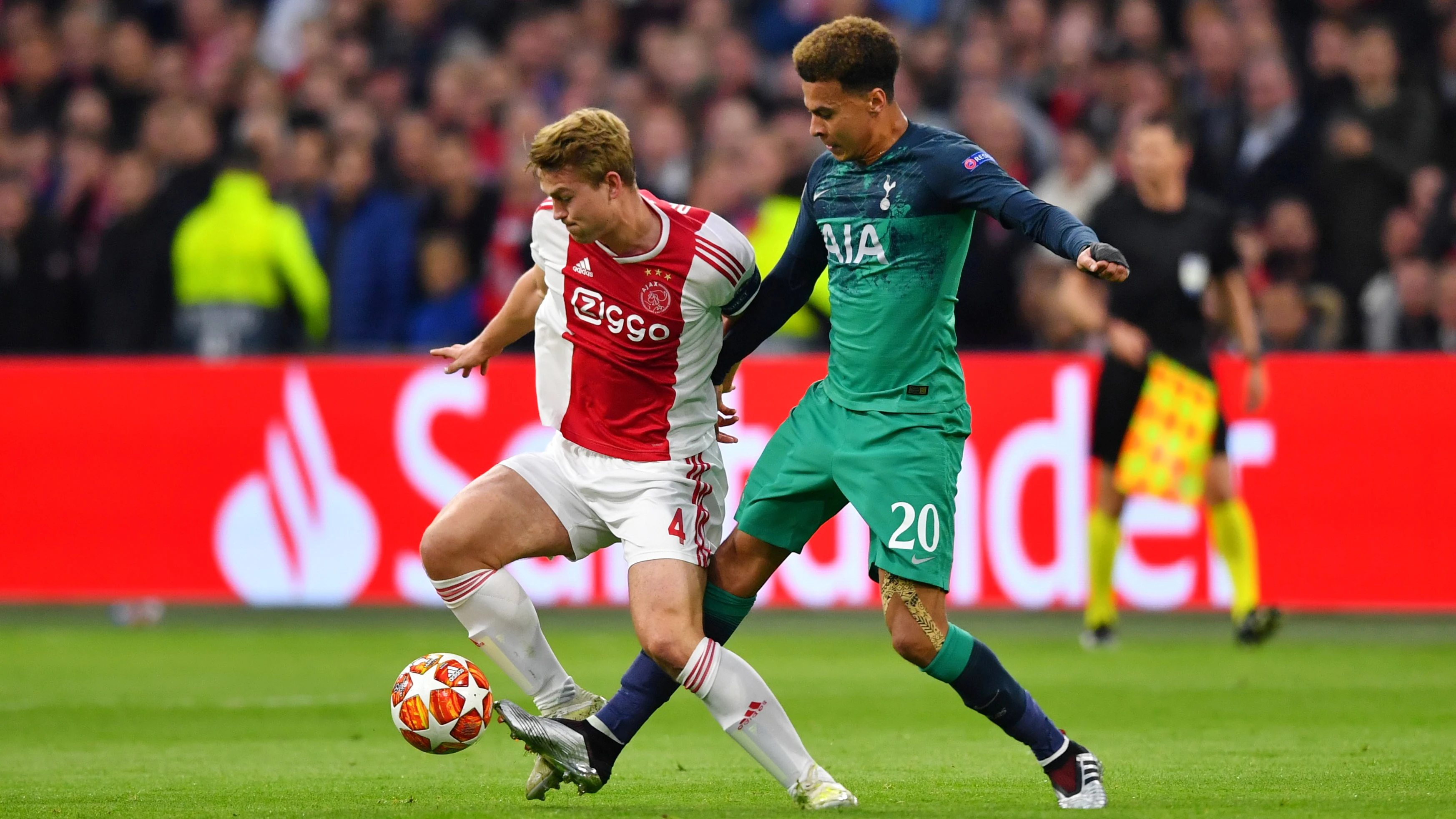 De Ligt intenta mantener el balón ante la presión de Dele Alli