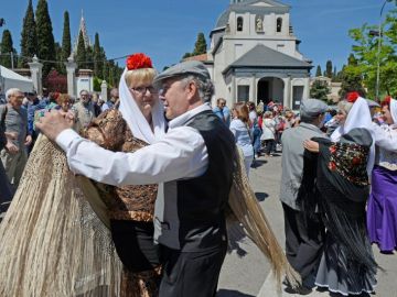 Varias personas bailan chotis en las celebraciones de San Isidro. Varias personas bailan chotis en las celebraciones de San Isidro.