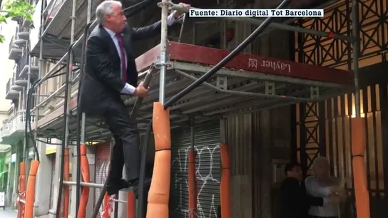 El candidato a la alcaldía de Barcelona Josep Bou apaga un incendio junto a la sede del PP El candidato a la alcaldía de Barcelona Josep Bou apaga un incendio junto a la sede del PP