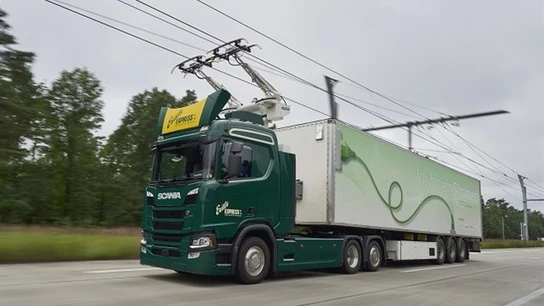 Un camión circulando por un tramo de autopista eléctrica en Alemania Un camión circulando por un tramo de autopista eléctrica en Alemania