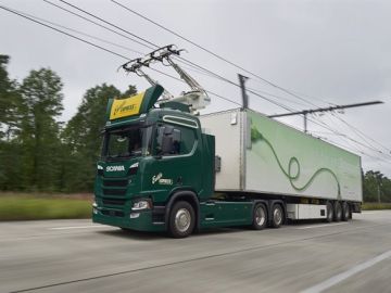 Un camión circulando por un tramo de autopista eléctrica en Alemania Un camión circulando por un tramo de autopista eléctrica en Alemania