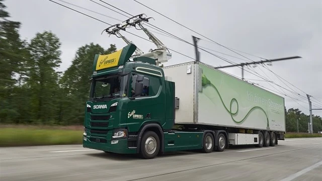 Un camión circulando por un tramo de autopista eléctrica en Alemania