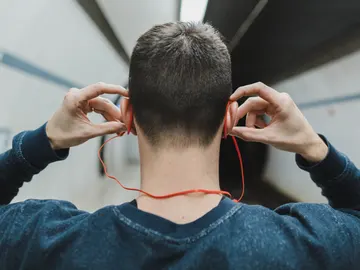 Ponerte auriculares puede favorecer el crecimiento de hongos y bacterias Ponerte auriculares puede favorecer el crecimiento de hongos y bacterias