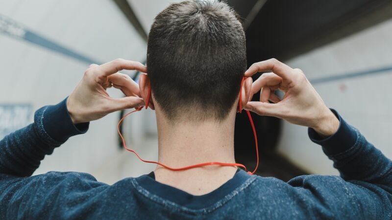 No es solo cera: por qué deberías limpiar tus auriculares de vez en cuando