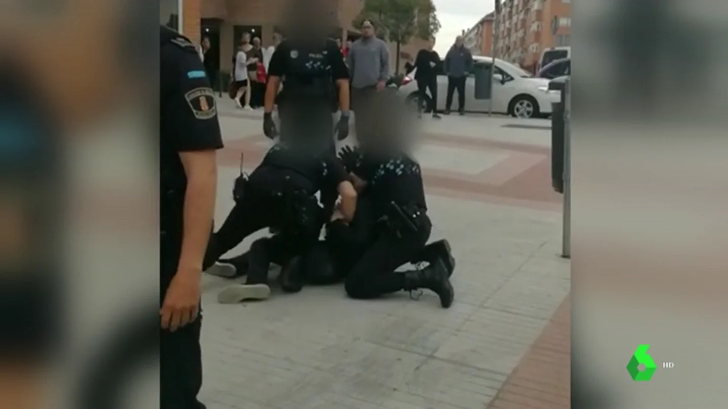 Investigan la actuación policial de agentes de Fuenlabrada por reducir a un joven magrebí con violencia Investigan la actuación policial de agentes de Fuenlabrada por reducir a un joven magrebí con violencia