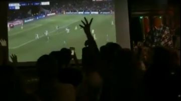 Fans del Ajax hacen la cuenta atrás del partido contra el Tottenham