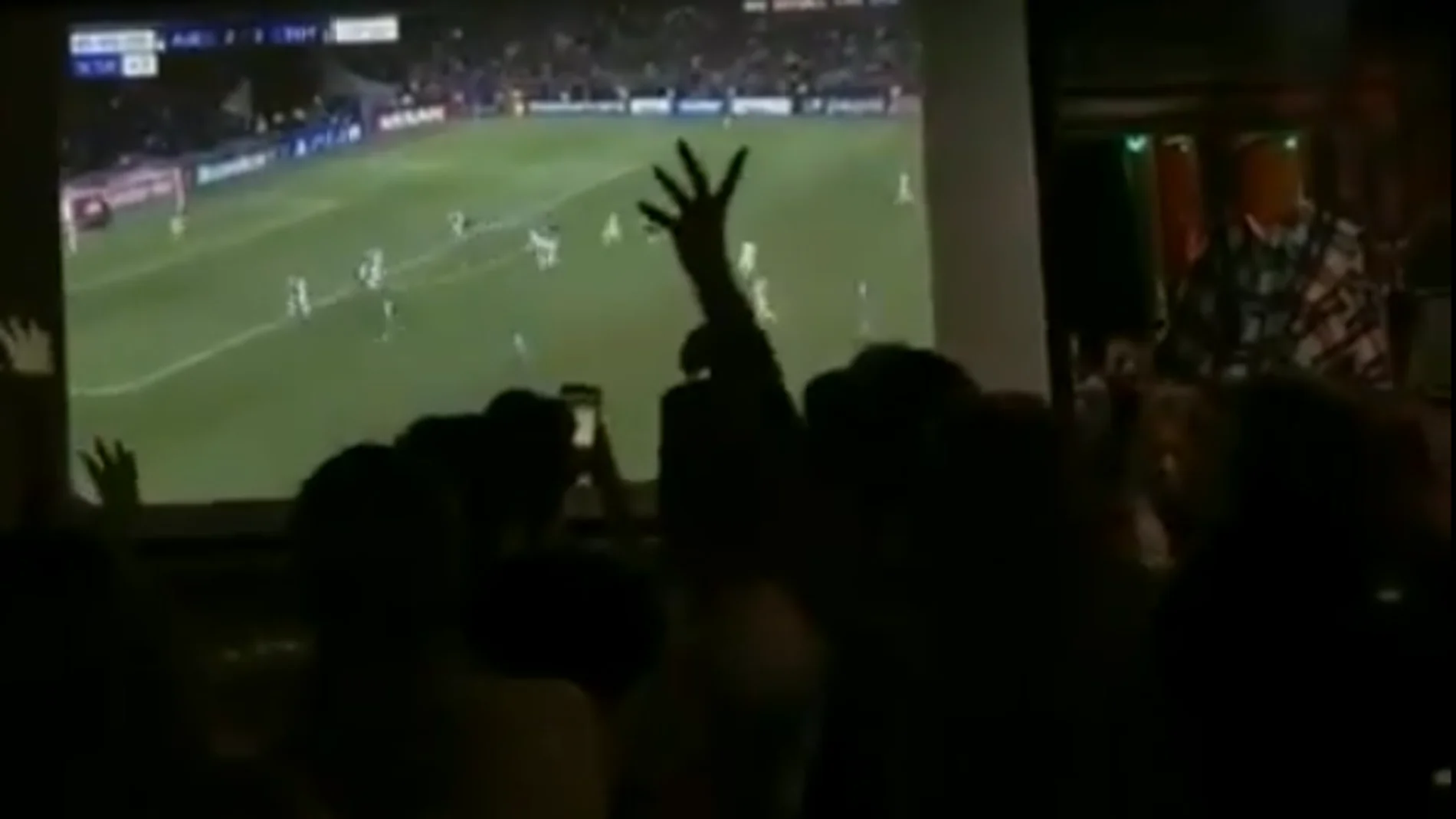 Fans del Ajax hacen la cuenta atrás del partido contra el Tottenham