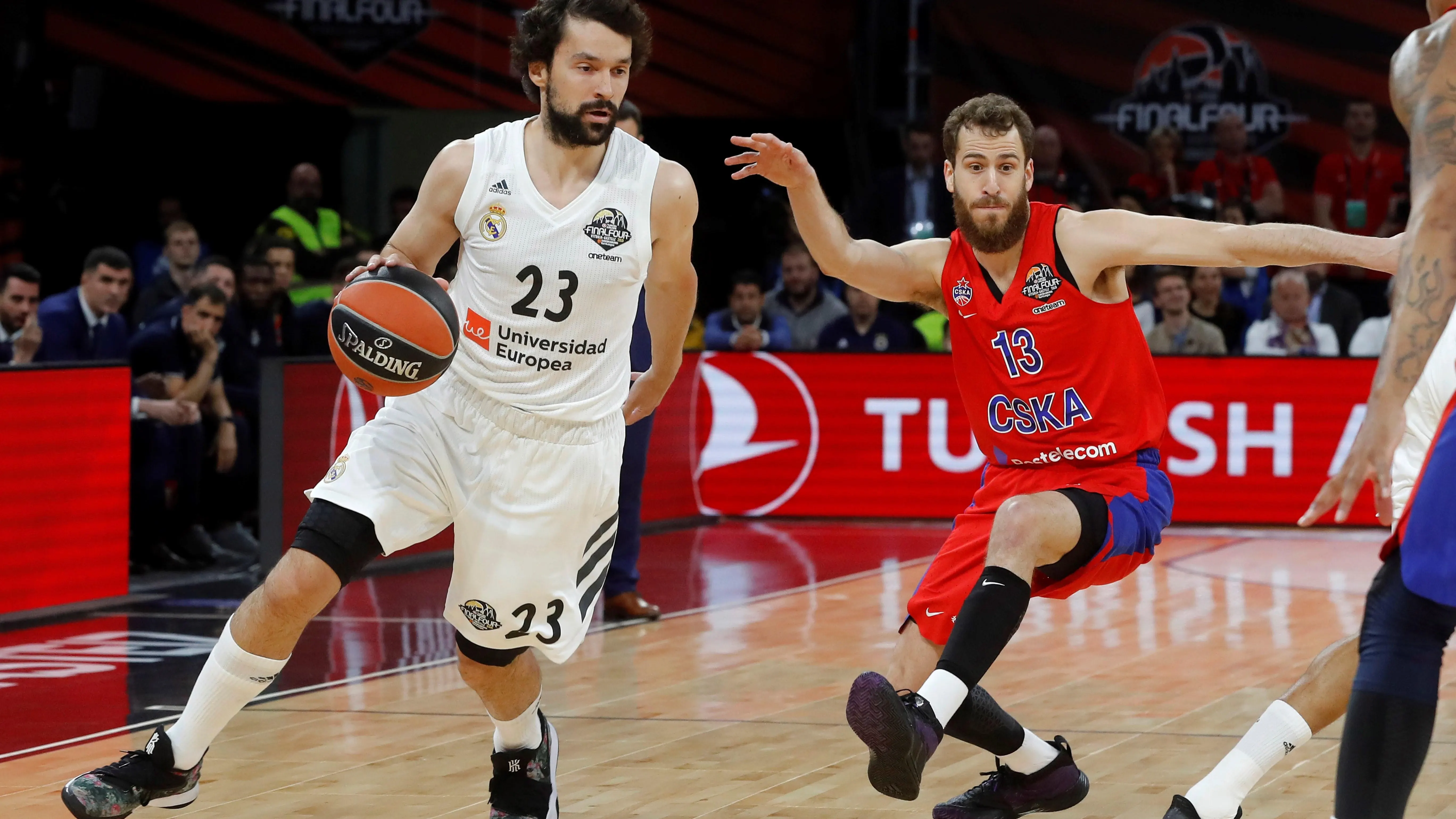 Llull bota el balón ante la defensa de Sergio Rodríguez