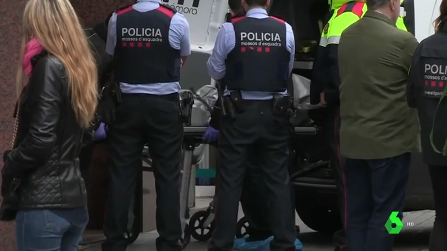 Varios mossos frente a un cadáver Varios mossos frente a un cadáver