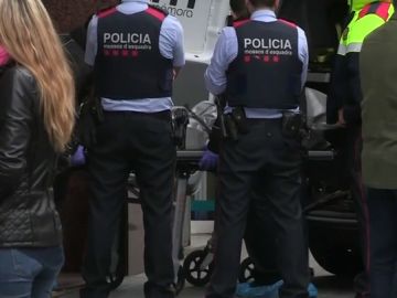 Varios mossos frente a un cadáver Varios mossos frente a un cadáver