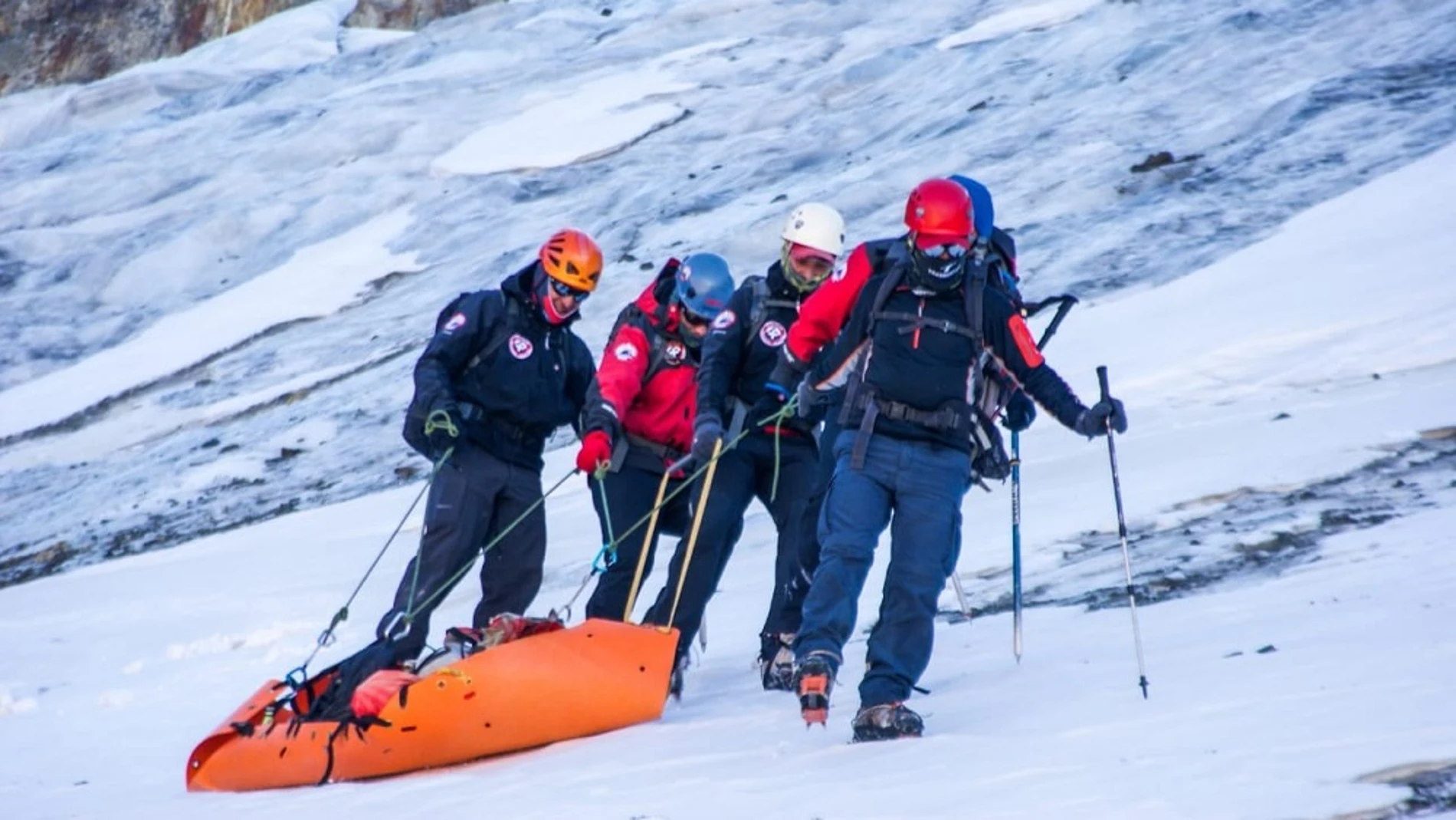 Miembros del equipo de rescate transportan un cuerpo hallado en el cerro Rincón de los Andes