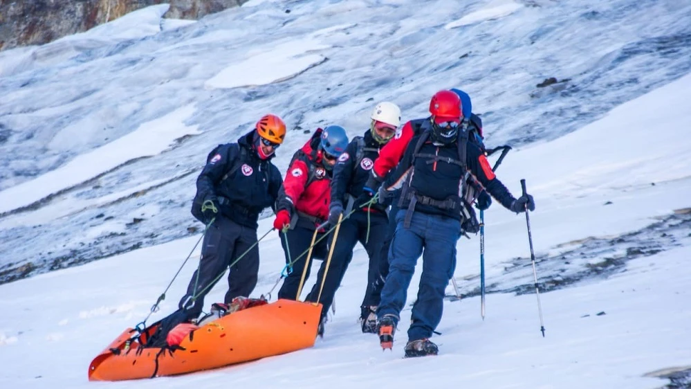 Miembros del equipo de rescate transportan un cuerpo hallado en el cerro Rincón de los Andes