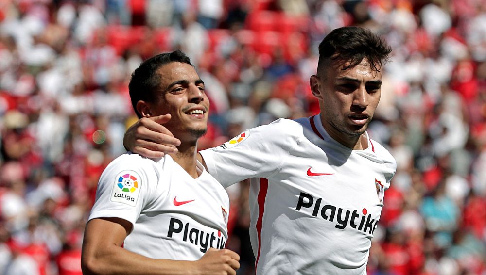 Ben Yedder y Munir se abrazan para festejar el gol del Sevilla