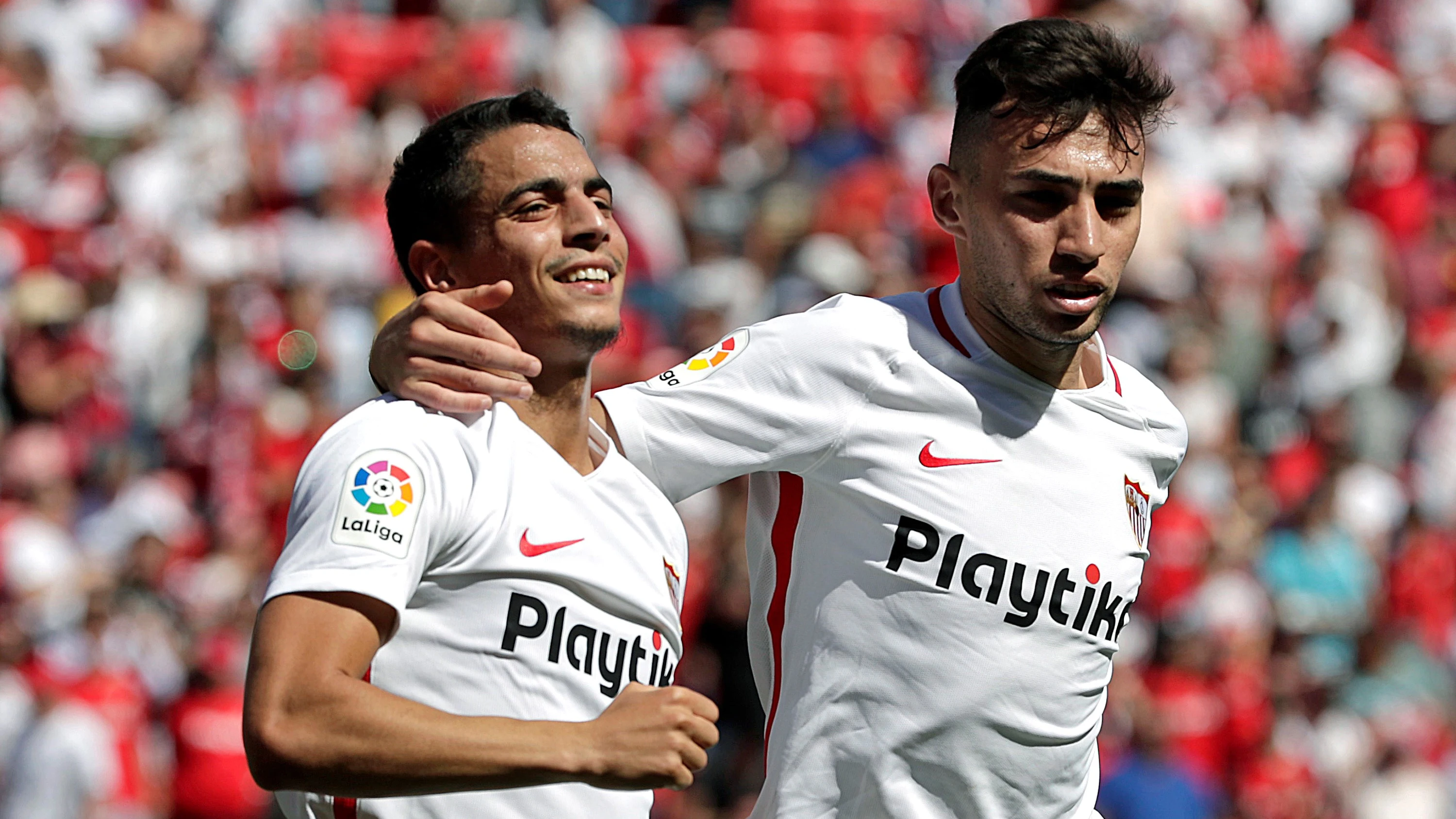 Ben Yedder y Munir se abrazan para festejar el gol del Sevilla